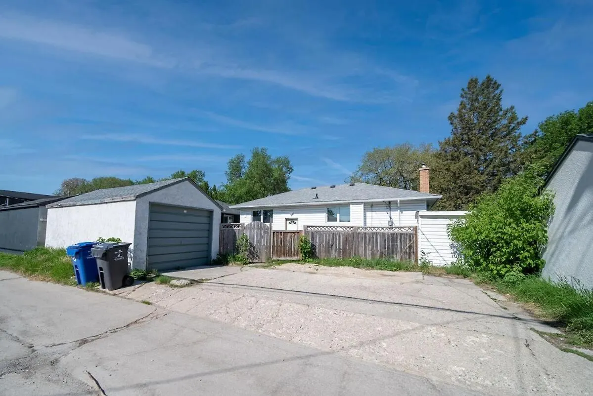 Σπίτι διακοπών Beautiful Home In A Prime Location Γουίνιπεγκ