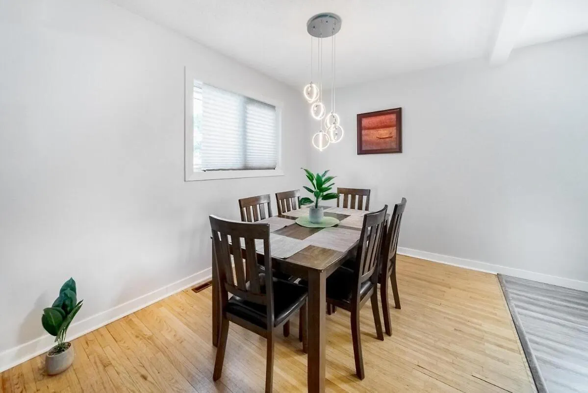 Beautiful Home In A Prime Location Γουίνιπεγκ