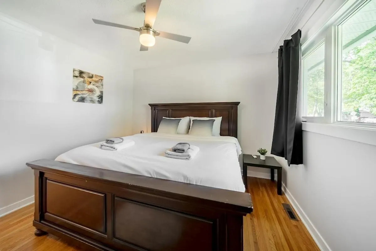 Σπίτι διακοπών Beautiful Home In A Prime Location Γουίνιπεγκ